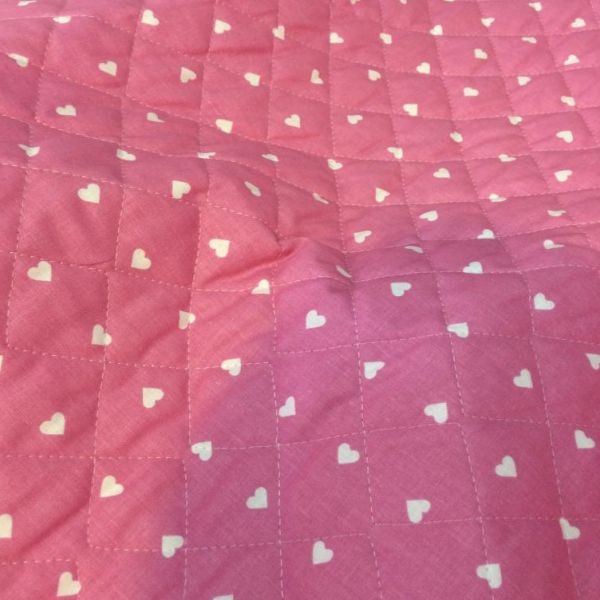 tessuto trapuntato rosa con cuoricini bianco