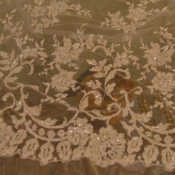 Pizzo Ricamato Con Corallini E Paillettes